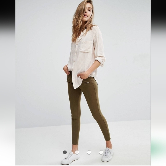 Abercrombie Low Rise Super Skinny Pants with Zippers, Signature Collection - Picture 2 of 16